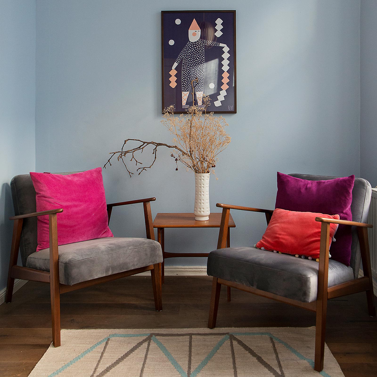 Zwei Sessel im gemütlichen Gesprächsraum